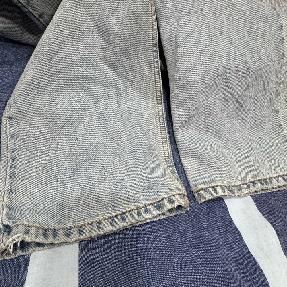 Vintage Levi's Men's Classic Light Blue Straight Jeans - Picture 13 of 16